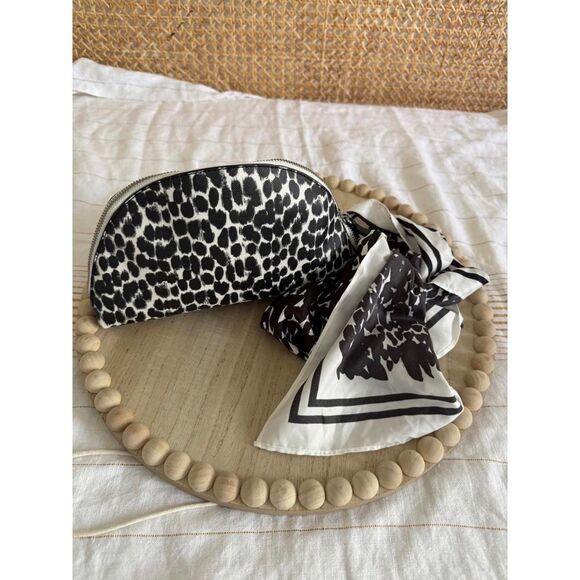 Banana Republic Animal Print Bag w/NWOT - Picture 2 of 4